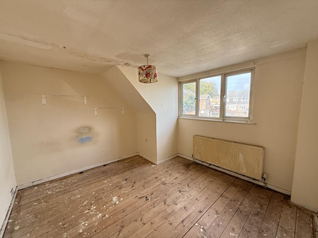 Lot: 73 - THREE-BEDROOM SEMI-DETACHED HOUSE WITH GARAGE IN NEED OF IMPROVEMENT - Bedroom one at front of property